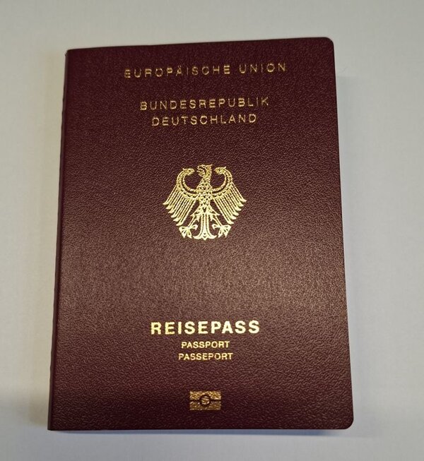 Bild vergr&ouml;&szlig;ern: Reisepass