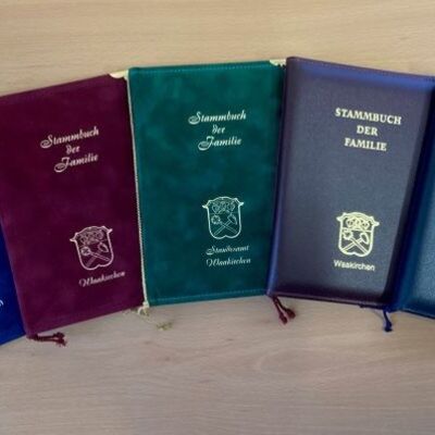 Bild vergrößern: Auswahl Stammbücher Waakirchen (DIN A5) - von links nach rechts: Velours blau/rot/grün, Glattleder rot/blau