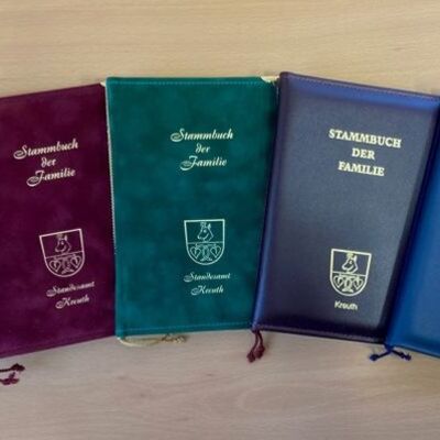 Bild vergrößern: Auswahl Stammbücher Kreuth (DIN A5) - von links nach rechts: Velours blau/rot/grün, Glattleder rot/blau