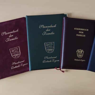 Bild vergrößern: Auswahl Stammbücher Rottach-Egern (DIN A5) - von links nach rechts: Velours blau/rot, Metallic grün, Glattleder  rot, Metallic blau