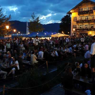 Bild vergr&ouml;&szlig;ern: Goa�lschnalzer beim Seefest vor dem Tegernseer Rathaus