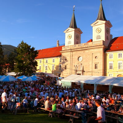 Bild vergr&ouml;&szlig;ern: Waldfestbesucher vor der Tegernseer Schlosskirche