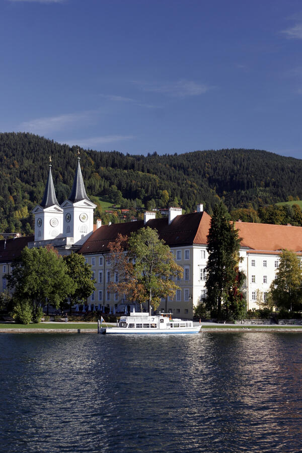 Bild vergr&ouml;&szlig;ern: Blick vom Tegernsee auf die Schlosskirche