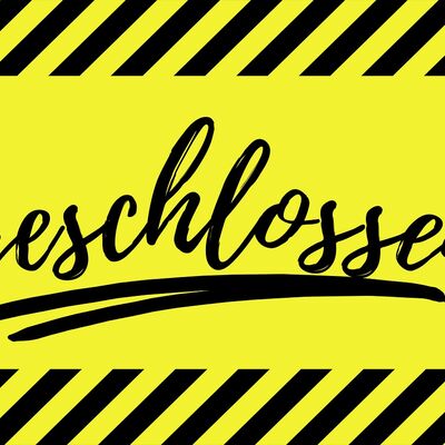 gelbes Schild mit Schriftzug geschlossen