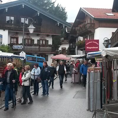 Bild vergr&ouml;&szlig;ern: Herbstmarkt in der Rosenstra�e in Tegernsee